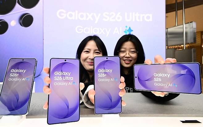 서울 종로구 KT 온맞이 광화문 플래그십매장에서 모델들이 삼성 갤럭시 S26 울트라를 선보이고 있다. 이상섭 기자