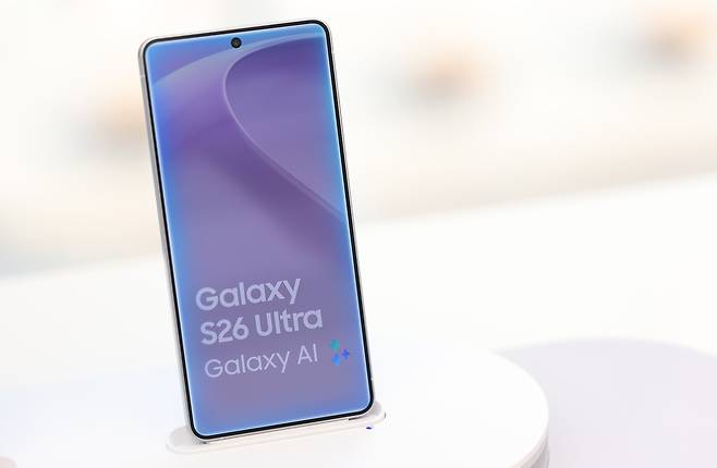 서울 서초구 삼성 강남 매장에 갤럭시 S26 울트라가 진열돼 있다. [연합뉴스]