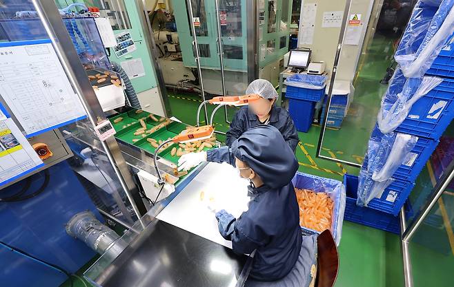 10일 경기도 부천시 소재 플라스틱 용기 제조업체인 신광엠피에서 화장품 및 식품 플라스틱 용기가 생산되고 있다. [연합]