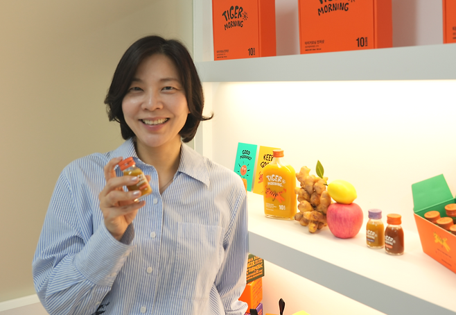 국산 생강·사과를 사용한 진저샷을 선보인 ‘타이거모닝’ 창업자 강성은 더건강한㈜ 공동대표가 서울 성동구의 사무실에서 포즈를 취하고 있다.  [CJ올리브영 제공]