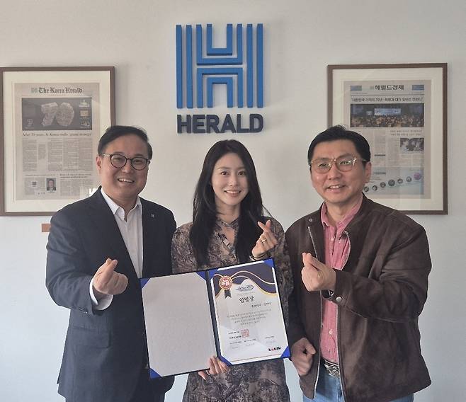 함경북도 회령 출신으로, 예능 ‘이제 만나러 갑니다’에서 대중에 얼굴을 알린 후 다양한 작품에서 안정적인 연기를 선보이고 있는 배우 김아라(가운데)가 카이콘영화제 홍보대사 임명장을 받은후 김영상(왼쪽) 조직위원장, 이동현 집행위원장과 포즈를 취하고 있다.