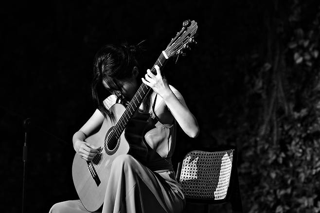 천재 기타리스트로 불리는 장하은. 그는 자유로운 곡 해석과 리듬감, 그리고 직접 작사작곡한 노래로 AI와 같이 본인의 영역을 계속해서 확장하고 있는 음악인이다. 코리아헤럴드 홍보대사를 맡고 있는 장하은은 이번 카이콘 영화제에서의 홍보대사 역할을 통해 AI영화 영역에 대한 실험적 도전에 나서기로 했다.