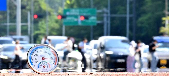 서울 여의대로에서 열기로 인해 온습도계 뒤로 아지랑이가 피어오르고 있다. 임세준 기자