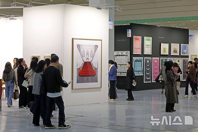 [서울=뉴시스] 박진희 기자 = 한국화랑협회는 8일 서울 강남구 코엑스에서 제44회 화랑미술제 개막식을 갖고 국내 정상급 갤러리들의 작품을 선보이고 있다. 이번 ‘2026 화랑미술제’는 오늘부터 12일까지 코엑스 C·D홀에서 개최되며, 169개 갤러리가 참여해 상반기 미술시장의 흐름을 가늠하는 바로미터로 주목된다. 2026.04.08. pak7130@newsis.com