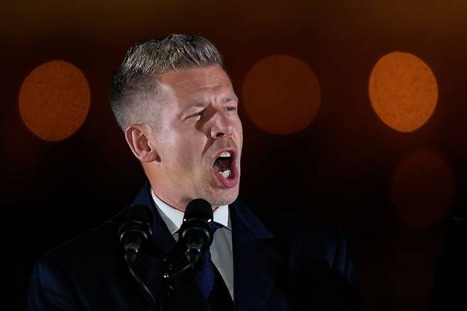 [부다페스트=AP/뉴시스] 페테르 머저르 헝가리 티서당 대표가 12일(현지 시간) 부다페스트에서 총선 승리를 선언하며 지지자들에게 연설하고 있다. 2026.04.13.