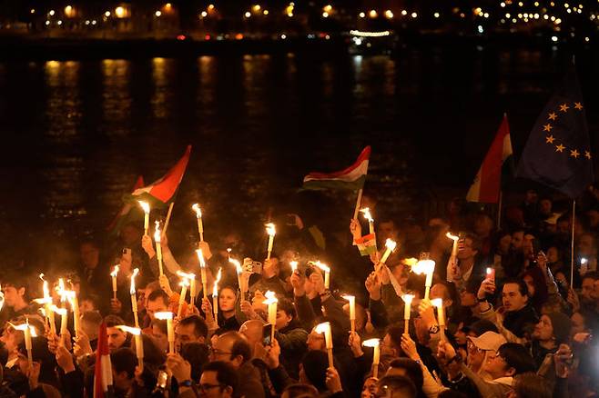 [부다페스트=AP/뉴시스] 12일(현지 시간) 헝가리 부다페스트 거리에서 총선 부분 개표 결과 발표를 접한 티서당 지지자들이 환호하고 있다. 헝가리 총선에서 야당인 티서당이 압도적으로 승리한 것으로 나타났다. 패배를 인정한 피데스당의 빅토르 오르반 현 총리는 16년 만에 총리직에서 물러나게 됐다. 2026.04.13.