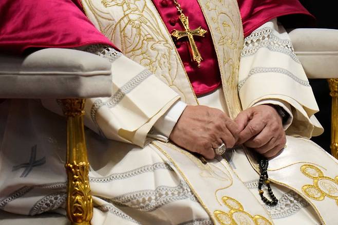 [바티칸=AP/뉴시;스] 레오 14세 교황이 11일(현지 시간) 바티칸 성 베드로 대성당에서 현재 진행 중인 전쟁들의 종전과 평화를 기원하는 철야 기도회를 집전하고 있다. 교황은 침묵하는 다수에게 "전쟁의 광기"에 함께 맞설 것을 촉구했다. 2026.04.13.