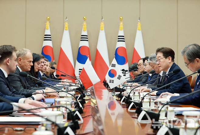 [서울=뉴시스] 고범준 기자 = 이재명 대통령과 도날드 투스크 폴란드 총리가 13일 청와대에서 한-폴란드 정상회담을 하고 있다. 2026.04.13. bjko@newsis.com