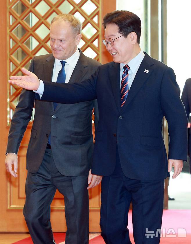 [서울=뉴시스] 고범준 기자 = 이재명 대통령이 13일 청와대에서 공식 방한한 도날드 투스크 폴란드 총리를 영접하고 있다. 2026.04.13. bjko@newsis.com