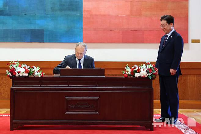 [서울=뉴시스] 고범준 기자 = 도날드 투스크 폴란드 총리가 13일 청와대에서 열린 이재명 대통령과 한-폴란드 정상회담에 앞서 방명록에 서명하고 있다. 2026.04.13. bjko@newsis.com