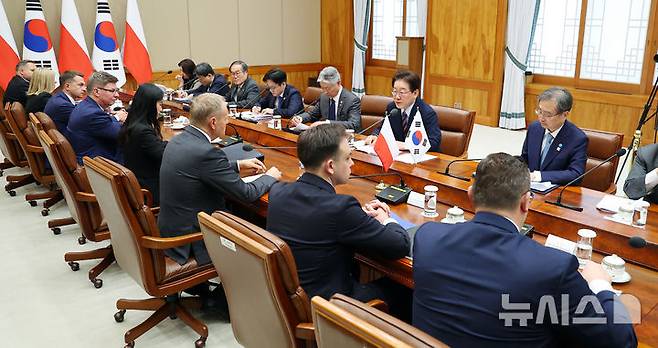 [서울=뉴시스] 고범준 기자 = 이재명 대통령이 13일 청와대에서 열린 한-폴란드 정상회담에서 발언하고 있다. 2026.04.13. bjko@newsis.com