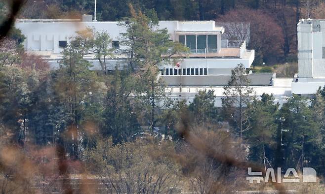 [서울=뉴시스] 홍효식 기자 = 윤석열 정부의 관저 이전 특혜 의혹으로 기소된 김오진 전 국토교통부 1차관 재판에서 김건희 여사가 관저에 방탄 창호로 둘러싸인 다다미방 설치를 요구했다는 법정 증언이 나왔다. 사진은 지난해 4월 윤 전 대통령의 서울 용산구 한남동 관저 모습. 2025.04.13. yesphoto@newsis.com