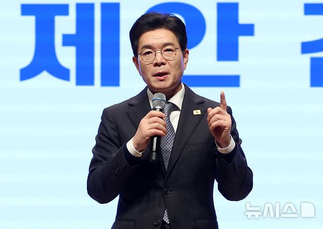 [서울=뉴시스] 이영환 기자 = 정원오 더불어민주당 서울시장 후보가 13일 오후 서울 강남구 건설회관 대회의실에서 서울도시정비조합협회가 주최한 정책 제안 간담회에 참석해 인사말을 하고 있다. 2026.04.13. 20hwan@newsis.com