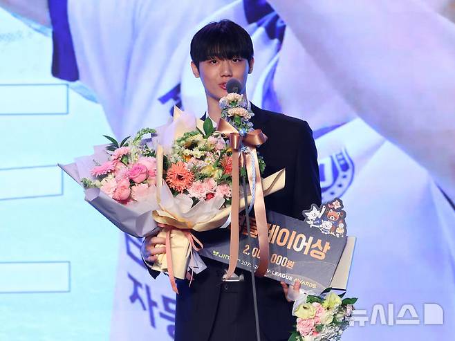 [서울=뉴시스] 이영환 기자 = 13일 오후 서울 광진구 비스타 워커힐 서울 비스타홀에서 열린 진에어 2025-2026 V리그 시상식에서 영플레이어상을 수상한 삼성화재 이우진이 소감을 전하고 있다. 2026.04.13. 20hwan@newsis.com