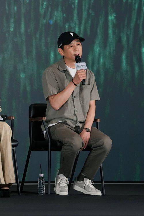 [서울=뉴시스]13일 서울 구로구 더세인트에서 열린 ENA 드라마 '허수아비' 제작발표회에 박준우 감독이 참석해 질의응답을 하고 있다. (사진=ENA 제공) 2026.04.16. photo@newsis.com *재판매 및 DB 금지