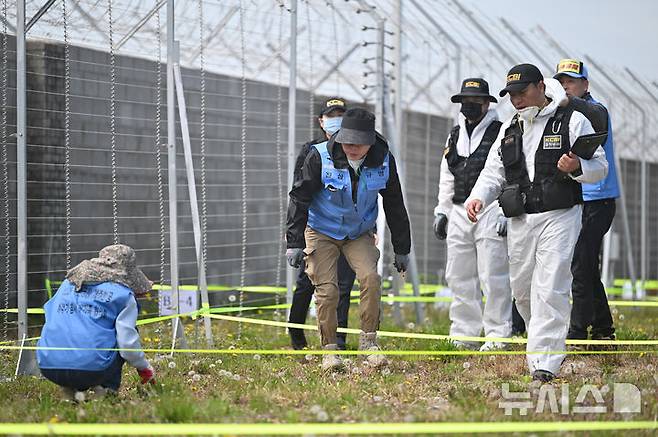 [무안=뉴시스] 이영주 기자 = 국무조정실 항공철도사고조사위원회와 12·29 무안공항 제주항공 참사 유가족협의회, 군·경 등이 합동으로 진행하는 제주항공 참사 희생자 유해 재수색 작업이 13일 오전 전남 무안국제공항 활주로에서 진행되고 있다. 2026.04.13. leeyj2578@newsis.com