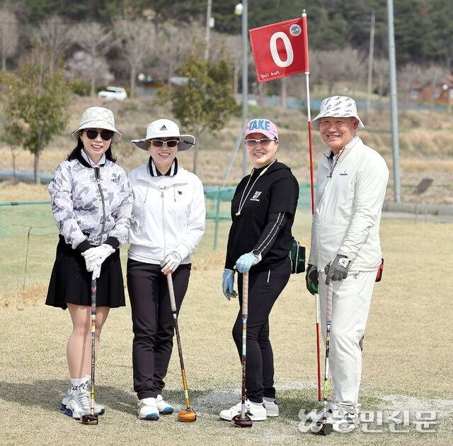 서너명이 한조를 이뤄 경기하는 파크골프. 진주=김도웅 프리랜서 기자