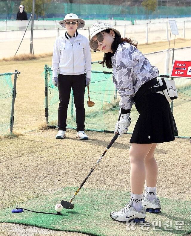 2년 넘게 파크골프를 지도해온 이말임 강사가 안정적인 티샷 자세를 선보인다. 진주=김도웅 프리랜서 기자