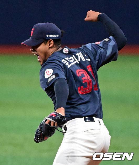 [OSEN=고척, 지형준 기자] 10일 서울 고척스카이돔에서 ‘2026 신한은행 SOL Bank KBO리그’ 키움 히어로즈와 롯데 자이언츠의 경기가 열렸다.이날 키움은 라울 알칸타라, 롯데는 엘빈 로드리게스를 선발투수로 내세웠다.&nbsp;8회말 수비를 마친 롯데 로드리게스가 포효하고 있다. 2026.04.10&nbsp;/ jpnews@osen.co.kr