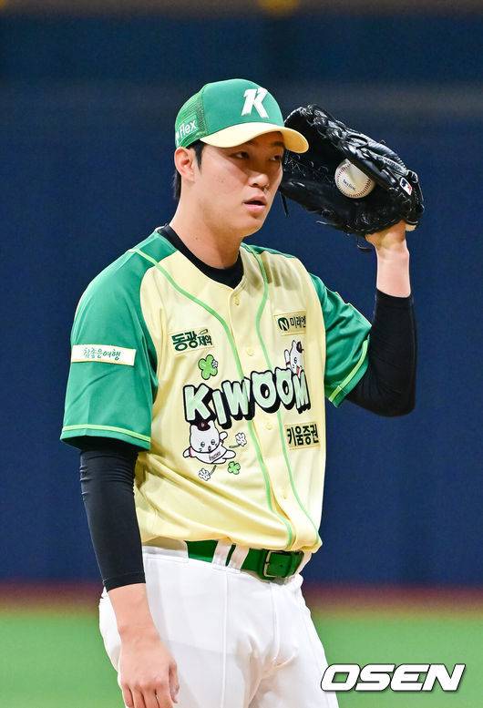 [OSEN=고척, 박준형 기자] 12일 서울 고척스카이돔에서 ‘2026 신한은행 SOL Bank KBO리그’ 키움 히어로즈와 롯데 자이언츠의 경기가 열렸다.이날 키움은 안우진을, 롯데는 박세웅을 선발투수로 내세웠다.&nbsp;1회초 키움 선발투수 안우진이 투구 사인을 듣고 있다.   2026.04.12 / soul1014@osen.co.kr