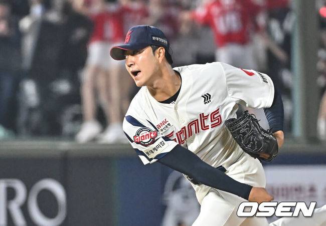 [OSEN=부산, 이석우 기자] 3일 부산 사직야구장에서 2026 신한 SOL KBO 리그 롯데 자이언츠와 SSG 랜더스의 경기가 열렸다. 홈팀 롯데는 로드리게스가, 방문팀 SSG는 화이트가 선발 출전했다.롯데 자이언츠 윤성빈이 역투하고 있다. 2026.04.03 / foto0307@osen.co.kr