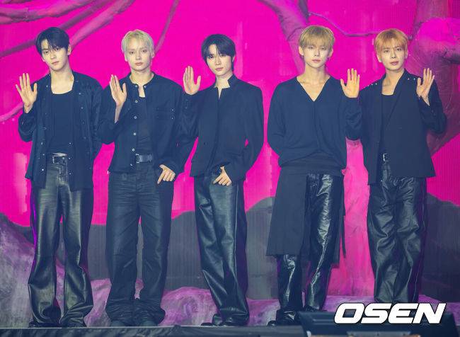 [OSEN=민경훈 기자] 13일 오후 서울 성북구 고려대학교 화정체육관에서 투모로우바이투게더(TXT) 미니 8집 미디어 쇼케이스 열렸다. 투모로우바이투게더(수빈, 연준, 범규, 태현, 휴닝카이)는 13일 오후 6시 미니 8집 '7TH YEAR: 가시덤불에 잠시 바람이 멈췄을 때'를 선보인다. 투모로우바이투게더가 단상 위에서 포즈를 취하고 있다. 2026.04.12 / rumi@osen.co.kr
