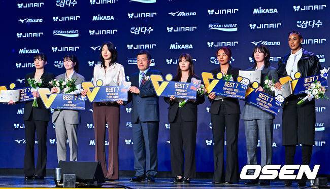 [OSEN=민경훈 기자] 13일 오후 서울 광진구 그랜드 워커힐 호텔 비스타홀에서 ‘진에어 2025-2026 V리그’ 시상식이 열렸다. 문정원 김다인 양효진 피치 자스티스 강소휘 실바가 여자부 베스트 7을 수상하고 있다. 2026.04.12 / rumi@osen.co.kr