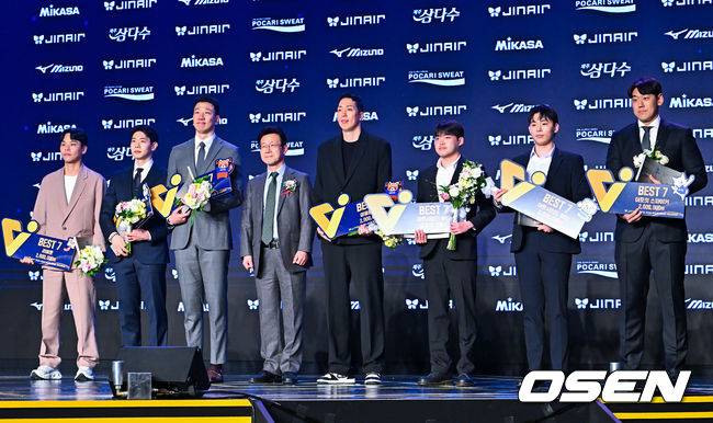 [OSEN=민경훈 기자] 13일 오후 서울 광진구 그랜드 워커힐 호텔 비스타홀에서 ‘진에어 2025-2026 V리그’ 시상식이 열렸다. 정민수 황승빈 신영석 최민호 레오 알리 베논이 남자부 베스트 7을 수상하고 있다. 2026.04.12 / rumi@osen.co.kr