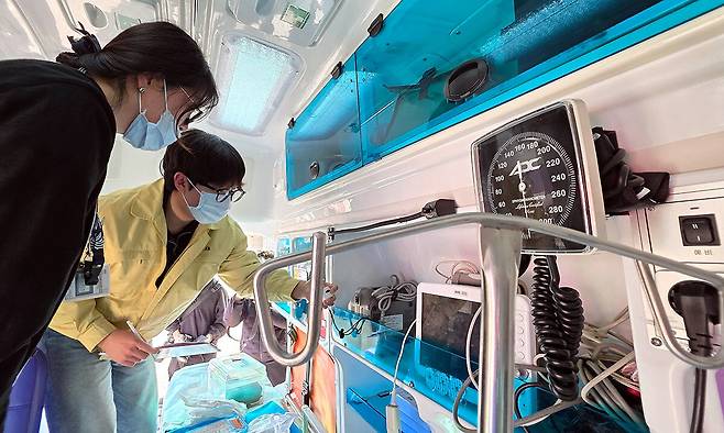 광주 한 종합병원에서 응급상황용 긴급출동 의료 장비를 점검하고 있다. 광주=연합뉴스