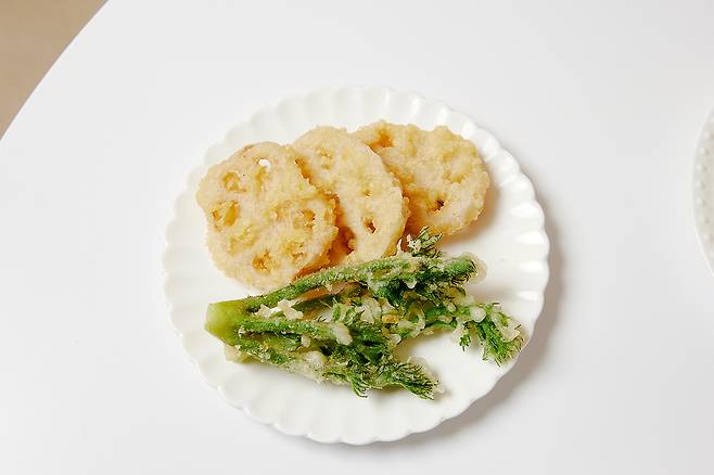 얇게 썬 연근을 전분 가루에 가볍게 묻혀 바삭하게 튀기면, 감자칩 처럼 바삭한 간식이 된다. 클립아트코리아 제공