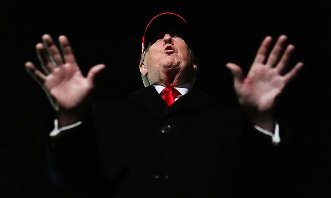 멈추지 않는 ‘입’ 도널드 트럼프 미국 대통령이 12일(현지시간) 미국 메릴랜드주 앤드루스 합동기지에서 에어포스원에서 내린 뒤 취재진의 질문에 답하고 있다. 트럼프 대통령은 호르무즈해협 봉쇄를 확인하면서 “이란은 지금 매우 좋지 않은 상태”라며 협상을 압박했다. 앤드루스 합동기지=AP연합뉴스