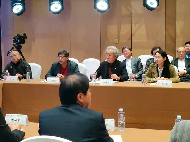 조강훈&nbsp;한국예술문화단체총연합회 회장(앞줄 가운데)이 발표를 통해 동아시아 영화가 공유하는 문화적 정서를 기반으로 AI 시대에 대응하는 한·중 협력 체계 구축을 촉구했다.&nbsp;한국예술문화단체총연합회 제공