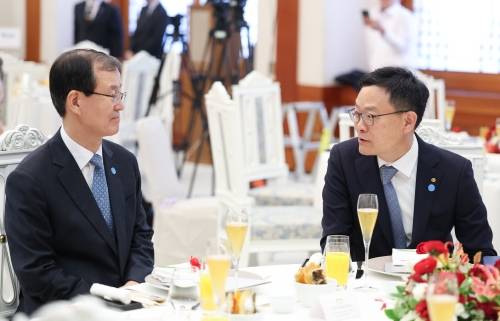 손재일 한화에어로스페이스·한화시스템 대표이사(오른쪽)와 한만희 해외건설협회장이 13일 청와대에서 열린 이재명 대통령 주최 도날트 투스크 폴란드 총리 공식 방한 환영 오찬에서 대화하고 있다. 2026.4.13 연합뉴스