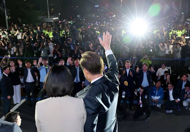 제21대 대통령에 당선된 이재명 당선인이 6월4일 여의도 국회앞에서 열린 국민개표방송에 김혜경 여사와 함께 참석해 손을 들어 인사하고 있다. ⓒ시사저널 이종현
