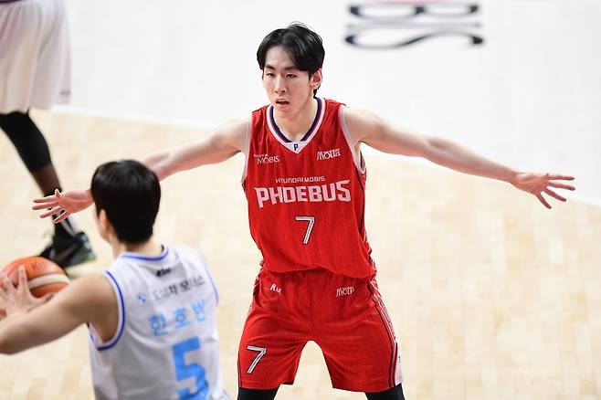 현대모비스 서명진(7번)은 ‘2025~2026 LG전자 프로농구’ 정규리그 시상식서 기량발전상을 받았다. 그는 이번 시즌 느낀 경험으로 한 단계 더 도약하려고 한다. 사진제공｜KBL