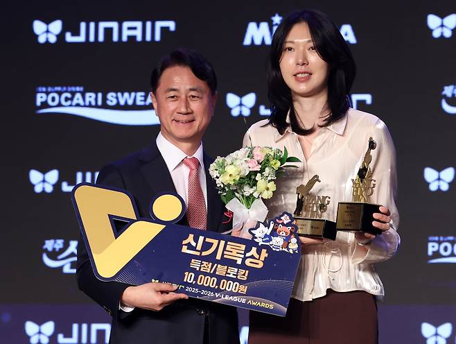양효진(오른쪽)이 13일 그랜드 워커힐 서울에서 열린 ‘진에어 2025-2026 V리그 시상식’에서 신기록상을 받은 뒤 신무철 KOVO 사무총장과 환하게 웃고 있다. 뉴시스