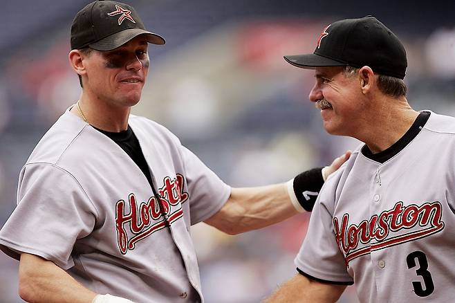 2005년 NLDS 애틀랜타와의 2차전을 앞두고 크레이그 비지오와 대화하던 필 가너. Getty Images코리아