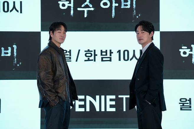 (왼쪽부터) 박해수, 이희준이 13일 서울 구로구 디큐브시티 더세인트에서 진행된 ENA 새 월화드라마 ‘허수아비’ 제작발표회에서 포즈를 취하고 있다. ENA 제공