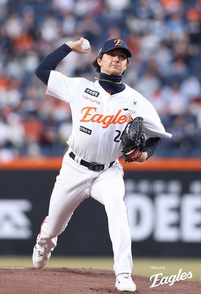 ▲ 계약 규모로 봤을 때 팀 에이스로 기대를 모았으나 첫 경기만에 부상으로 이탈한 오웬 화이트 ⓒ한화 이글스