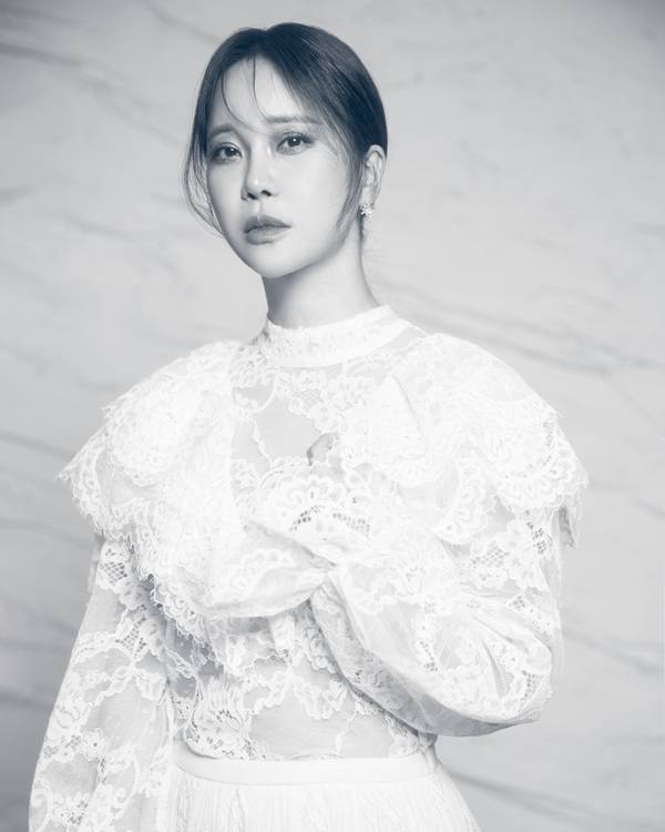 ▲ 작곡가 김형석의 \'사계\' 프로젝트 첫 번째 트랙의 주인공 백지영. 그는 김 작곡가의 옛 음악 \'천국과 지옥 사이\'를 리메이크 한다. 제공|트라이어스엔터테인먼트