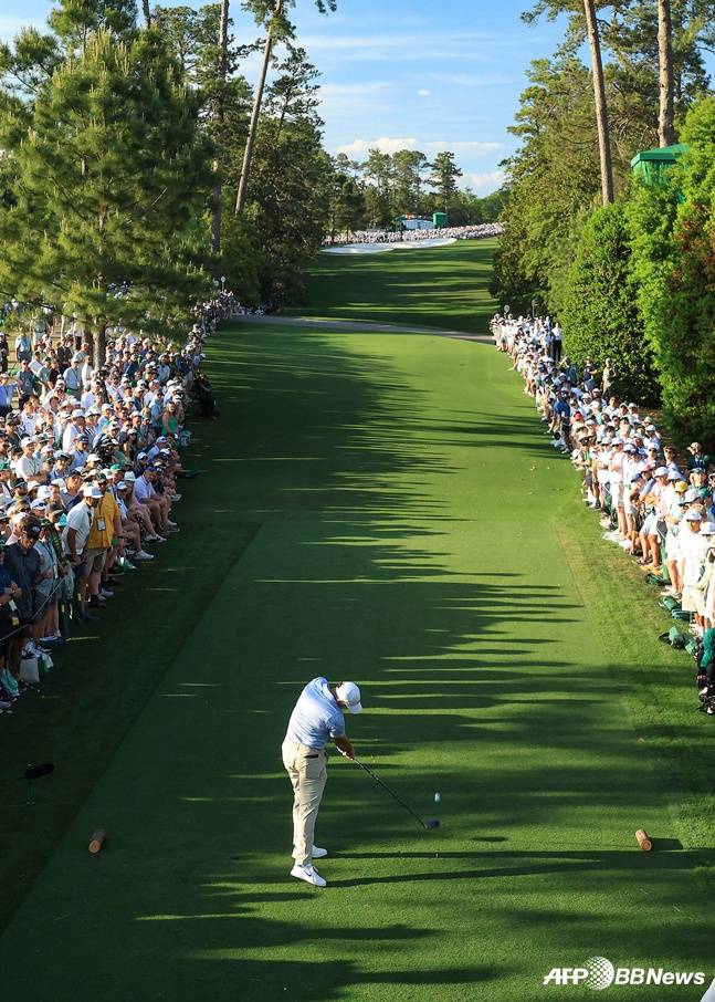 18번 홀에서 갤러리들이 줄지어 선 가운데 티샷을 날리는 매킬로이. /AFPBBNews=뉴스1