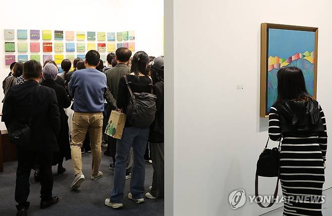 각자의 관점 (서울=연합뉴스) 신준희 기자 = 8일 서울 강남구 코엑스에서 열린 화랑미술제를 찾은 관람객들이 미술 작품을 감상하고 있다. 2026.4.8 hama@yna.co.kr