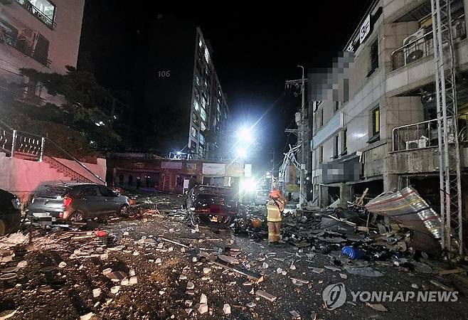 청주서 새벽 가스누출 폭발사고 (청주=연합뉴스) 13일 오전 4시께 청주시 흥덕구 봉명동의 한 3층짜리 상가건물에서 가스 누출에 따른 것으로 추정되는 폭발 사고가 발생, 15명이 경상을 입었다. 사진은 폭발 사고 현장의 모습. 2026.4.13 [충북도소방본부 제공. 재판매 및 DB 금지] vodcast@yna.co.kr