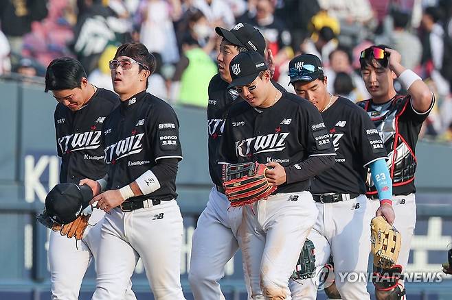 승리 자축하는 kt 선수들 (서울=연합뉴스) 서대연 기자 = 29일 서울 송파구 잠실야구장에서 열린 프로야구 2026 KBO리그 kt wiz와 LG 트윈스의 경기.
6-5로 승리를 거두며 개막 2연전에서 모두 승리한 kt 허경민, 김현수 등 선수들이 자축하고 있다. 2026.3.29 dwise@yna.co.kr