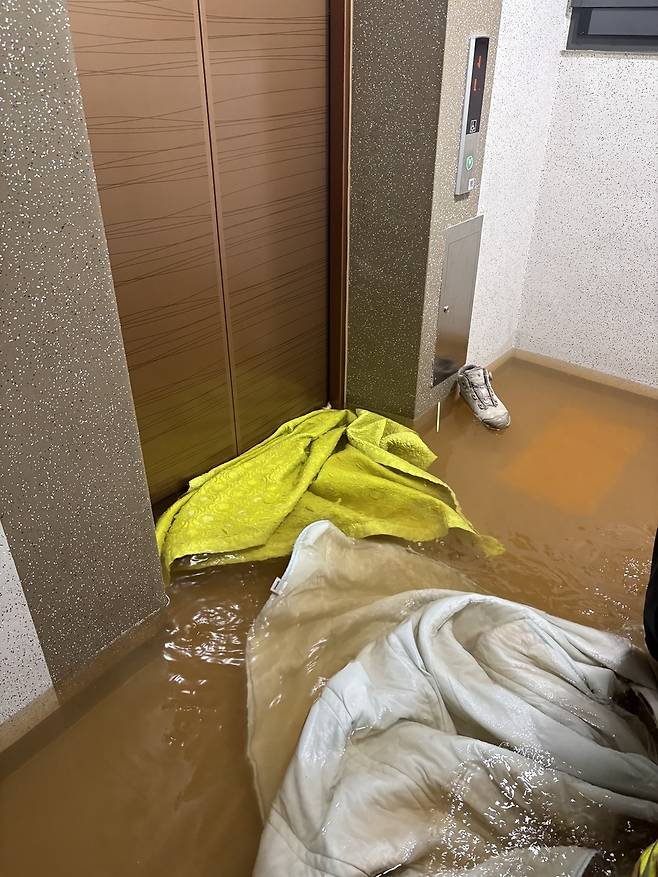 누수가 발생한 아파트 [경기도소방재난본부 제공. 재판매 및 DB 금지]