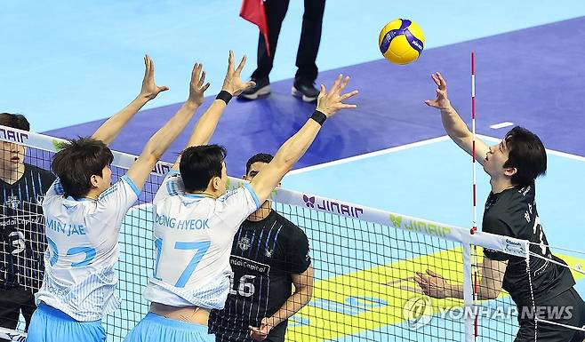 공격하는 허수봉 (인천=연합뉴스) 임순석 기자 = 10일 인천 계양체육관에서 열린 프로배구 2025-2026 V리그 남자부 챔피언결정전 대한항공과 현대캐피탈 5차전 경기. 현대캐피탈 허수봉이 공격하고 있다. 2026.4.10 soonseok02@yna.co.kr