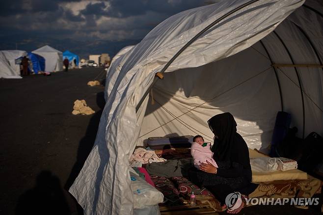 레바논 피란민의 모습  (AP=연합뉴스) 이스라엘의 레바논 공습으로 집을 떠난 피란민과 생후 15일된 딸의 모습. [재판매 및 DB 금지]