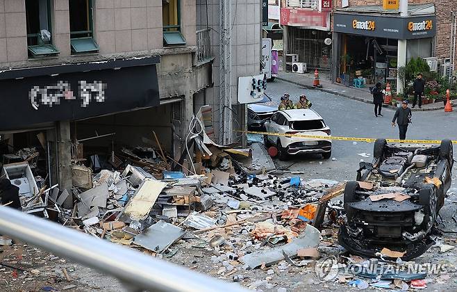 청주 음식점서 LP 가스 폭발…현장 처참 (청주=연합뉴스) 이성민 기자 = 13일 오전 4시께 청주시 흥덕구 봉명동의 한 상가에서 LP 가스가 폭발하는 사고가 발생해 인근 주민 15명이 다쳤다. 사진은 해당 음식점 앞에 잔해물이 널브러져 있는 모습. 2026.4.13 chase_arete@yna.co.kr