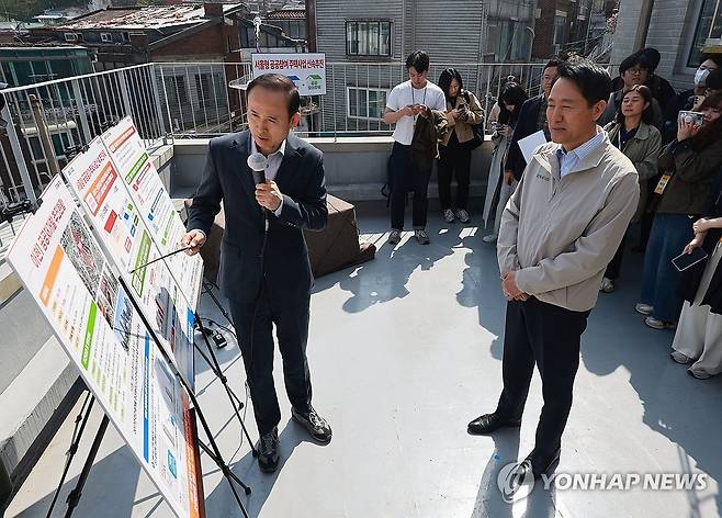 아현1구역 현장 찾은 오세훈 시장 (서울=연합뉴스) 한종찬 기자 = 오세훈 서울시장이 13일 공공재개발 추진 중인 서울 마포구 아현1구역 현장을 방문, 공공재개발 추진 현황을 듣고 있다. 2026.4.13 saba@yna.co.kr