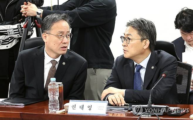 얘기 나누는 이형일 재정경제부 1차관-권대영 금융위 부위원장 (서울=연합뉴스) 배재만 기자 = 이형일 재정경제부 1차관(왼쪽)과 권대영 금융위원회 부위원장이 13일 국회 의원회관에서 열린 '중동전쟁 경제 대응 특위 3차 회의'에서 얘기를 나누고 있다. 2026.4.13 scoop@yna.co.kr